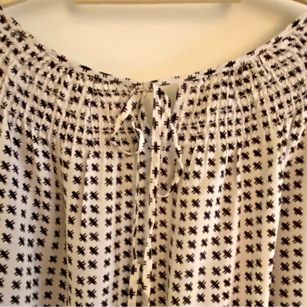 Velvet by Graham & Spencer Black and White blouse. Size M. - Picture 5 of 6